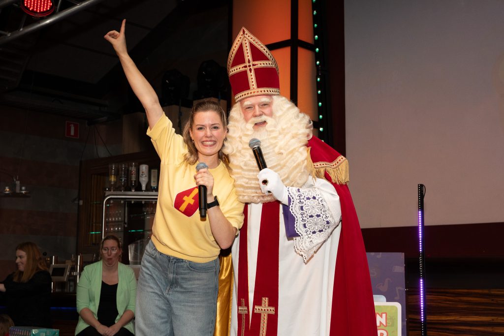 Sinterklaas en de presentatrice van Sint & Friends genieten van de sinterklaasshow.